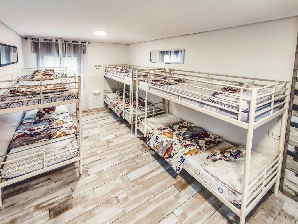lits superposés à l'Albergue Piedad à Boo de Piélagos